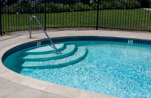 East End Apartment | Just What You Were Looking For! Free Breakfast, Free Parking, Pool!