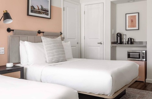 Ventura Apartment | Kasa Palo Alto | Spacious Room with Double Beds