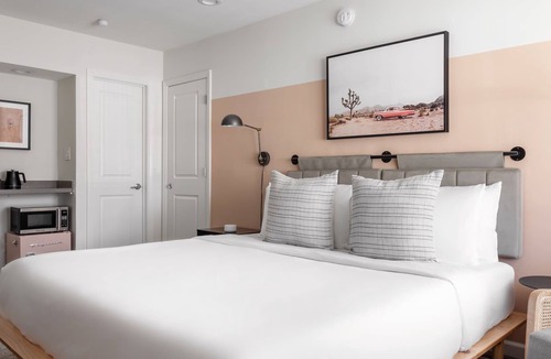Ventura House | Kasa Palo Alto | Spacious Suite with 1 King and 1 Full Bed