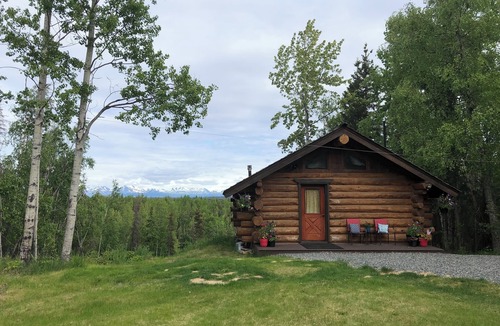 Sterling House | Kenai Wildlife Cabin - Cozy log home with mountain views. Pet friendly!