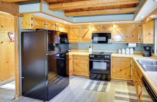 Murray Cabin | Kentucky Lake Access! Family Log Cabin w/Deck