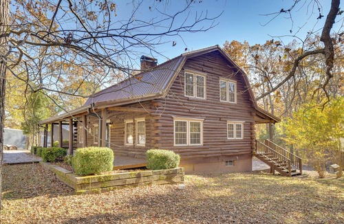 Murray Cabin | Kentucky Lake Access! Family Log Cabin w/Deck
