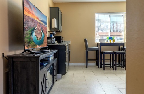 Page House | King bed/50" TVs/Fenced backyard/Fire table/Dogs welcome/Boat parking