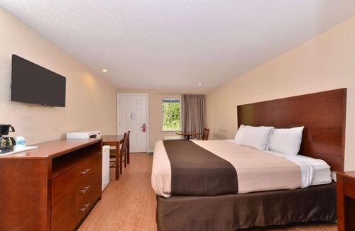 Barton Hotel | King Bed Room near Ohio Valley Plaza | Free Parking & Free Daily Breakfast