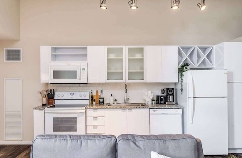 Downtown Cincinnati Apartment | King Bed w/Pool & Gym, Near Over the Rhine