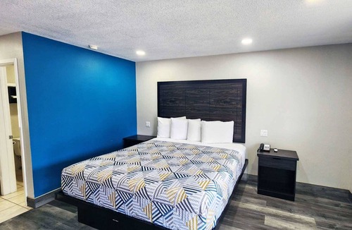 Wharton Hotel | King Bed with Free Breakfast, Parking, Near Riverfront Park