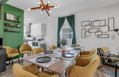West Columbus House | King Beds+Games | HUGE Downtown Retreat | Dogs ok