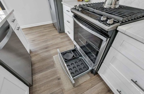 West Columbus House | King Beds+Games | HUGE Downtown Retreat | Dogs ok