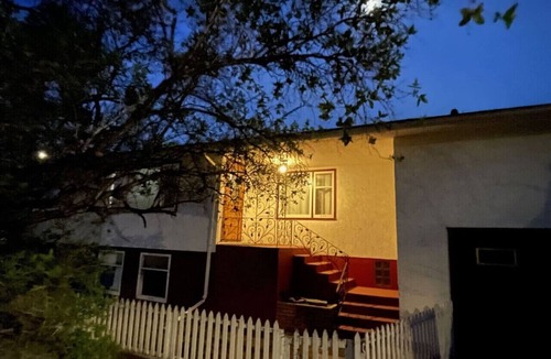 Bridgeland House | King + Double + Shared Hot Tub | Shiraz