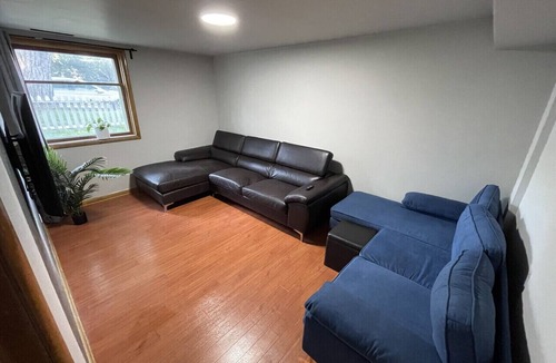 Bridgeland House | King + Double + Shared Hot Tub | Shiraz