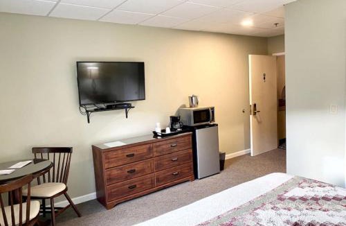 Lincoln Apartment | King Room with Pool, Hot Tub and Gym near Loon Mountain
