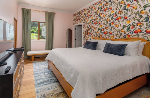 Cobden Hotel | King Suite, Hot Tub, walk to Iron Whisk