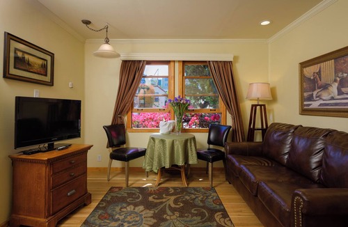 Marina District Hotel | King Suite in San Francisco Marina District with Courtyard View & Garage Parking