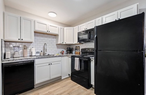 Grove City House | La Rosa Retreat- 2BR, 1 BA, Free Parking
