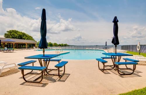 Seven Coves House | Lake Conroe Condo: Balcony, Views & Pool Access!