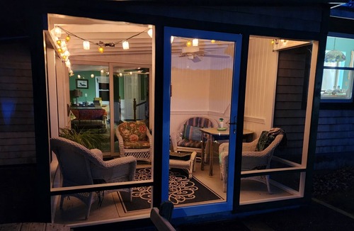 Winthrop House | Lake Front Cozy/Quiet 2 bedroom/ bath home with on-sight EV charger.