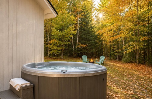 Belgrade House | Lake Great Pond, Outdoor Hot Tub, Sauna, Pool Table