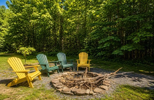 Belgrade House | Lake Great Pond, Outdoor Hot Tub, Sauna, Pool Table