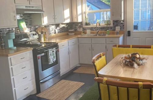 Lakeview Cottage | Lake Life for Two -Walk to Marina + Close to Beach