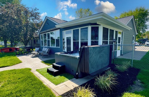 Russells Point Cabin | Lake + Waterfront + Dock + HotTub + Kayaks + Walking distance to Woody's