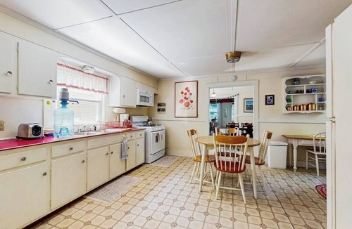 Smithfield Cottage | Lakefront dog friendly cottage w/a dock & beautiful sunset views