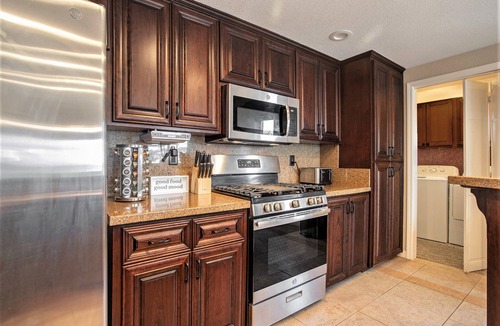 Discovery Bay House | Lakefront Gem Boat Rental Sleeps 8 people