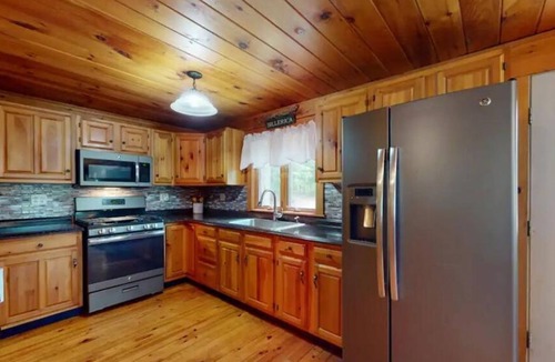 Wales House | Lakefront Log Cabin Getaway on Sabattus Pond - Dog Friendly!