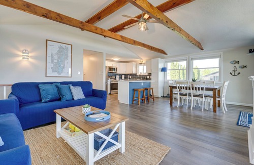 Howard House | LAKEFRONT LUXURY HAVEN: LAKE HOME ON APPLE VALLEY LAKE IN OHIO w/PRIVATE DOCK