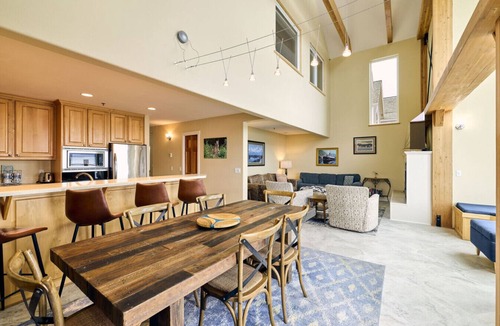 Homer Condo | Lakeshore Lodging Lodge 705