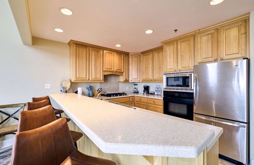 Homer Condo | Lakeshore Lodging Lodge 705
