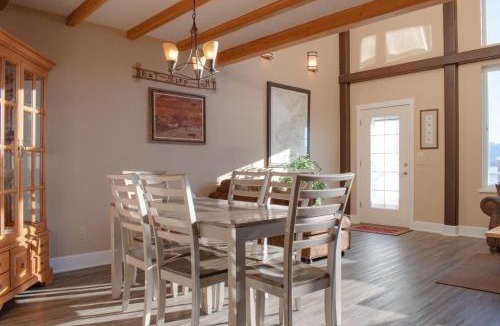 Homer House | Lakeshore Lodging Lodge 709