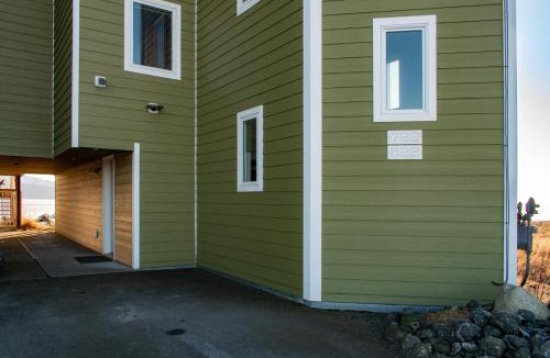 Homer House | Lakeshore Lodging Lodge 722
