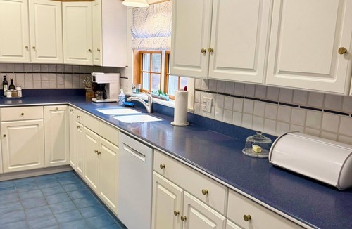 Oxford House | Lakeside 8-bedroom Retreat on Thompson Lake in Otisfield, Maine