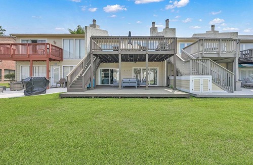 Walden on Lake Conroe House | Lakeside Getaway - Quiet Canal - Park Your Boat - 4 Bed Townhouse by EverSan Cooper Getaways