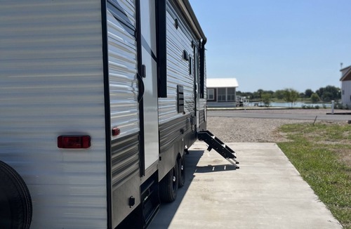 Kerens House | Lakeside Glamping escape at Kerens by Corsicana