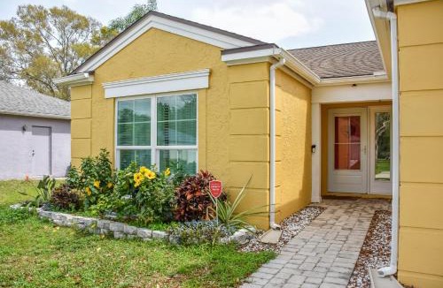 Trailer Estates House | Lanai & Pond at Tranquil Bradenton Retreat!