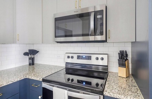Addicks Apartment | Landing | Chic 2BD, Courtyard, Gym