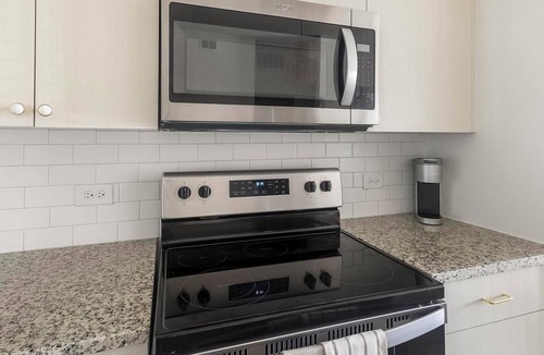 Addicks Apartment | Landing | Incredible 1BD, Gym, Courtyard