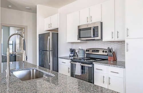 Waller Apartment | Landing | Incredible 3BD, Gym, Pool