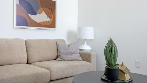 Waller Apartment | Landing Incredible 3BD Pool Gym