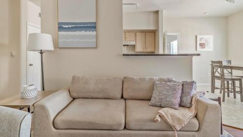 Southbelt/Ellington Apartment | Landing Modern 1BD Pool Clubhouse
