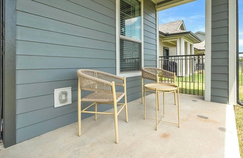 Waller Apartment | Landing | Modern 3BD, Pool, Gym