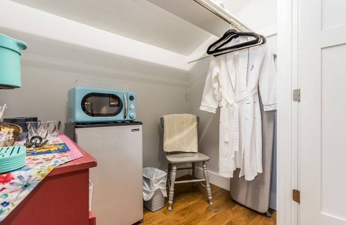 Brunswick Apartment | Large suite/private bath/private entrance on quiet street near Thomas Bay