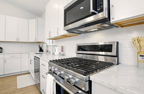 Sand Lake House | LE17: 4-bedroom 3full bathroom house in gorgeous Anchorage neighborhood
