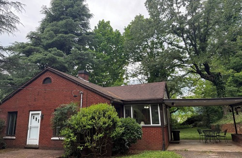 Old Fort House | Little House on Maple Street - Cozy Retreat waking distance to Downtown Old Fort