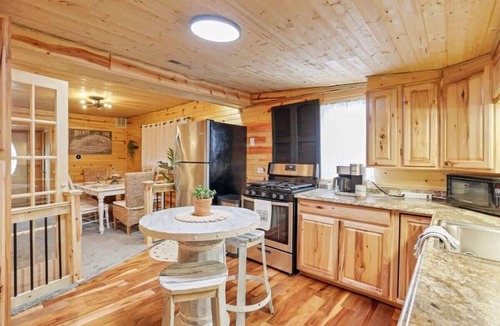 Buckeye Lake Cabin | Little Red Cabin at Buckeye Lake|Hot Tub|Fireplace
