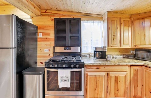 Buckeye Lake Cabin | Little Red Cabin at Buckeye Lake|Hot Tub|Fireplace