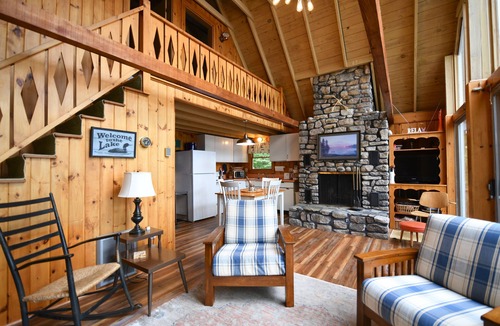 Harrison House | Live “Carefree” at Sorgenfrei – Pet-Friendly Lakefront Retreat