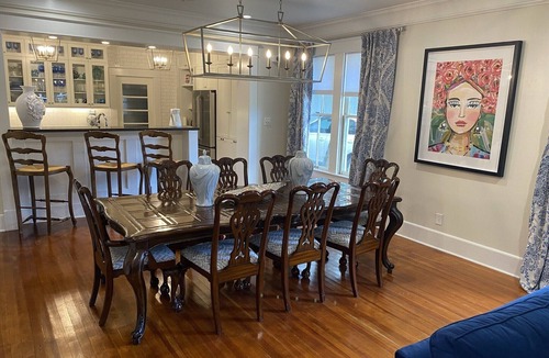 College Park House | LOCATION - LARGE RENOVATED HISTORICAL HOME- SLEEPS 4- STEPS TO KYLE FIELD