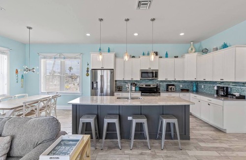 Bradenton Beach House | Location! Rooftop! Walk to Restaurants + Bars!